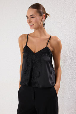 Siyah V Yaka Dantel Detayl? Saten Dokuma S?k Bluz TPRSS25BZ00035 - Trendyolmilla фото 2