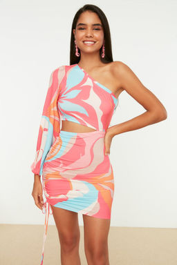 TRENDYOLMILLA Cok Renkli Vucuda Oturan Pencere/Cut Out Detayl? Orme K?sa Abiye Gece Elbise TPRSS21EL0179