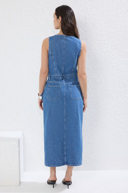 TRENDYOLMILLA Mavi Y?rtmacl? Onden Dugmeli Midi Denim Elbise TWOSS25EL00594