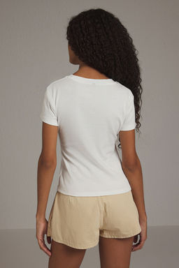 Ekru Geyik Bask?l? Fitted/Vucuda Oturan Orme T-Shirt TWOSS25TS00095