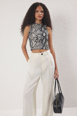 Trendyolmilla Siyah Animal Bask?l? Halter Yaka Fitted/Vucuda Oturan Crop Esnek Orme Bluz TWOSS22BZ0879
