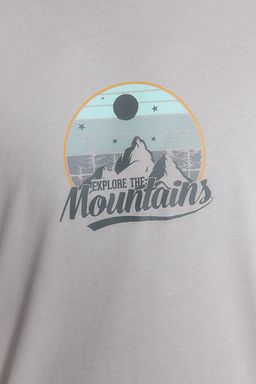 TRENDYOL MAN Kahverengi Oversize/Genis Kesim Manzara-Yaz? Bask?l? %100 Pamuklu T-Shirt TMNSS23TS00206 - Trendyolmilla фото 6