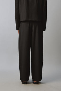 PANTAL?N RELAXED FIT PLIEGUES TRAJE / Negro