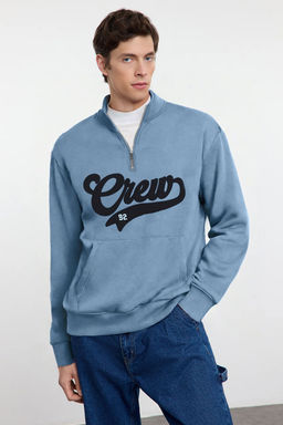 TRENDYOL MAN Mavi Dik Yaka Oversize/Genis Kesim Dik Yaka Fermuarl? Yaz? Nak?sl? Sweatshirt TMNAW25SW00083 - Trendyolmilla фото 6