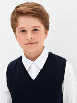 Темно-синий вязаный жилет для мальчика