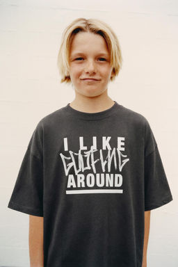 CAMISETA ESTAMPADA GRAFFITI / Antracita oscuro