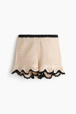 Pantal?n corto efecto crochet con volantes