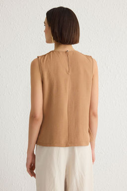 Trendyolmilla Ekru Buzgu Detayl? Bisiklet Yaka Kolsuz Dokuma Bluz TWOSS24BZ00343 фото 10