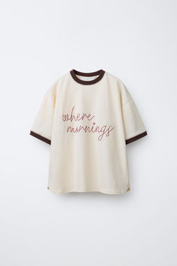CAMISETA RIB CONTRASTE BORDADO / Crudo