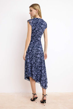 Cok Renkli Bask?l? Belden Ac?lan Kay?k Yaka Kolsuz Buzgulu Maxi Tul Orme Elbise TWOSS26EL00028