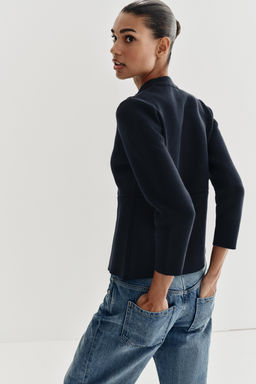 CHAQUETA PUNTO PEPLUM BOT?N DORADO / Marino