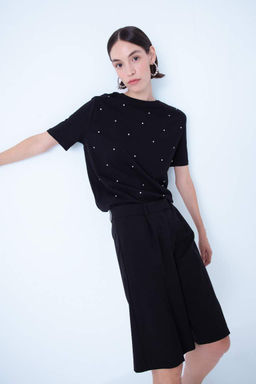 Женская черная повседневная футболка с короткими рукавами и круглым вырезом стандартного кроя, украшенная камнями