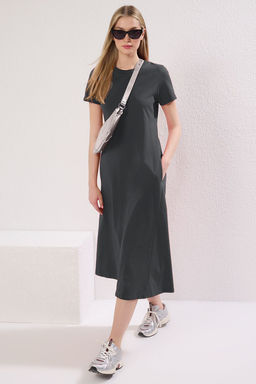 TRENDYOLMILLA Siyah Cepli Premium Bisiklet Yaka A-Line Orme Midi Elbise TWOSS24EL00169  фото 21