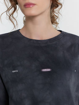 Платье женское серое с эффектом фаст-дай и надписью Здесь сейчас я Фаст Дай на графите 152585 - Mark formelle фото 6