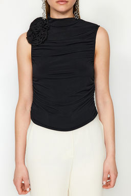 Trendyolmilla Siyah Drapeli Gul Detayl? Orme Bluz TPRAW24BZ00087
