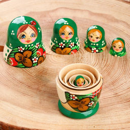 Матрёшка дерево «Божья коровка», зелёное платье, 5 кукольная, 10-12 см