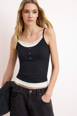 Siyah Renk Bloklu Fitted/Vucuda Oturan Havuz Yaka Dantel Detayl? Fitilli Orme Atlet TWOSS26AL00004