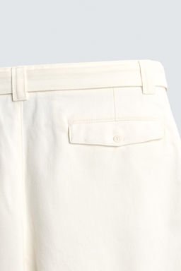 BERMUDA RELAXED FIT PLIEGUES CINTUR?N / Blanco roto