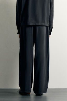 PANTAL?N RELAXED FIT FLUIDO PLIEGUES / Negro
