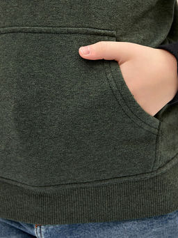 Худи для мальчиков темно-зеленое с принтом на спине, черные рукава и капюшон - Mark formelle фото 5