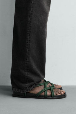 SANDALIA TIRAS CONTRASTE / Verde