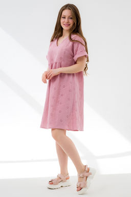 Летнее платье с вышивкой пудровое