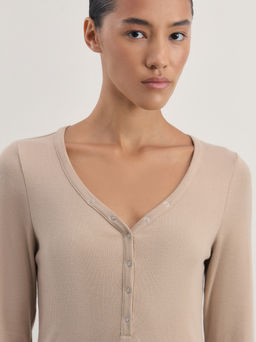 Лонгслив с V-образным вырезом в риб / Zarina  фото 6