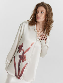 Блузка женская кремовая с принтом сублимация красный цветок на молочном 122869