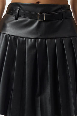 TRENDYOLMILLA Siyah Piliseli Kemer Detayl? Mini Etek TWOAW25ET00154 фото 3