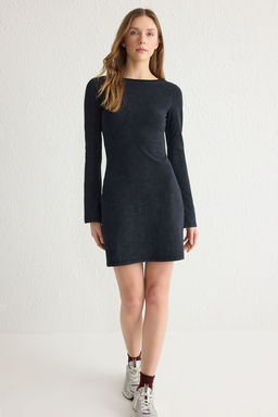 TRENDYOLMILLA Siyah Y?kamal?/Soluk Efektli Skater/Belden Ac?lan Mini Orme Elbise TWOSS25EL00066