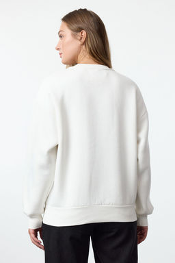 TRENDYOLMILLA Ekru Bask?l? Oversize/Genis Kal?p Bisiklet Yaka Kal?n Ici Polarl? Orme Sweatshirt TWOAW25SW00135