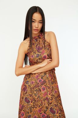 TRENDYOLMILLA Ekru Cicek Desenli Kusakl? A Kesim Halter Yaka Kolsuz Midi Astarl? Dokuma Elbise TWOSS20EL2536  фото 2