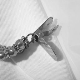 Зажим для кардигана «Грация», бело-серый в серебре