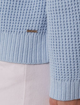 Укороченный джемпер с широкими рукавами рельефной вязки из хлопка с акрилом