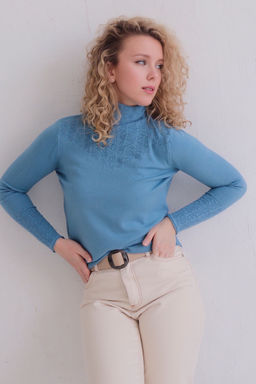 12203 Свитер с ажурной кокеткой голубой