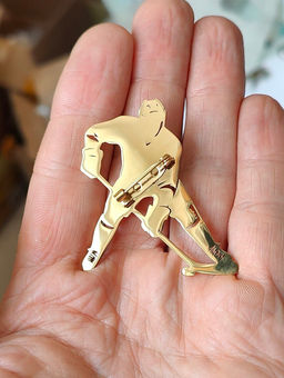 Брошь Хоккеист