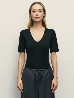 Базовое боди с V-образным вырезом и коротким рукавом / Zarina  фото 7