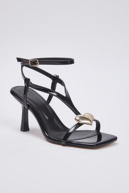 Siyah Alt?n Kalp Aksesuar Detayl? Rugan Kad?n 8 cm Ince Topuklu Sandalet TAKSS25TO00094