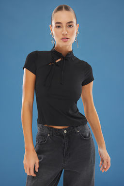 Trendyolmilla Siyah Dik Yaka Baglama Detayl? Vucuda Oturan Esnek Orme Bluz TWOSS25BZ00226  фото 2