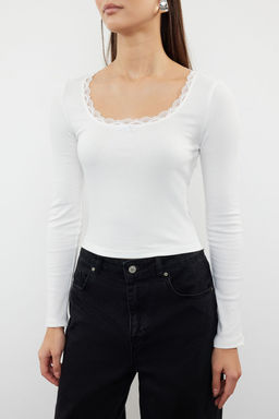 Trendyolmilla Siyah Kare Yaka Dantel Detayl? Crop/K?sa Orme Bluz TWOAW25BZ00007