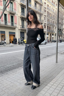 T-SHIRT WITH BARE SHOULDERS