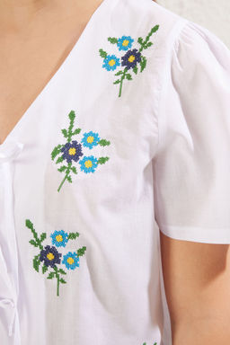 TRENDYOLMILLA Beyaz Nak?s Ve Baglama Detayl? Regular Normal Kal?p Dokuma Gomlek TWOSS25GO00080  фото 6