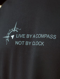 Футболка полуприлегающего кроя с принтом из премиального хлопка - Vilatte фото 6