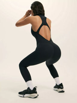 Моделирующий комбинезон с фигурным вырезом на спине