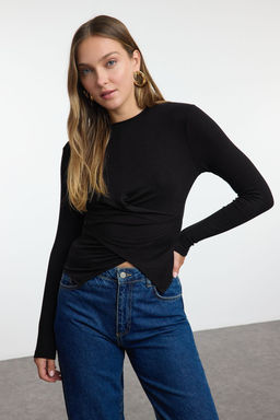 Trendyolmilla Siyah Kruvaze Buzgu/Drape Detayl? Slim/Vucuda Oturan Orme Bluz TWOAW25BZ00216