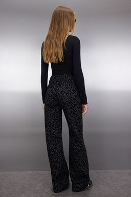 TRENDYOLMILLA Siyah Suet Gorunumlu Leopar Desenli Yuksek Bel Wide Leg Jeans TWOAW25JE00394 фото 4