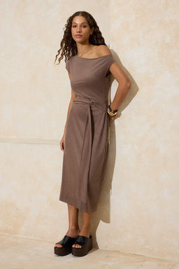 Kahverengi A-Kesim/Can Form Degaje Yaka Aksesuar Detayl? Midi Suet Orme Elbise TWOSS26EL00102
