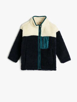 Плюшевая куртка для мальчика с воротником-стойкой на молнии и контрастным карманом с деталями