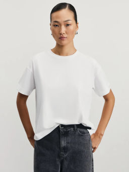 Футболка из хлопка с вышивкой на рукаве / Zarina