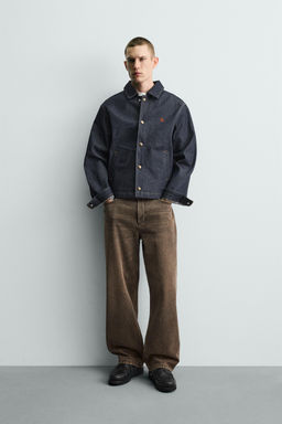 JEANS RELAXED FIT ACABADO EFECTO ENCERADO / Marr?n